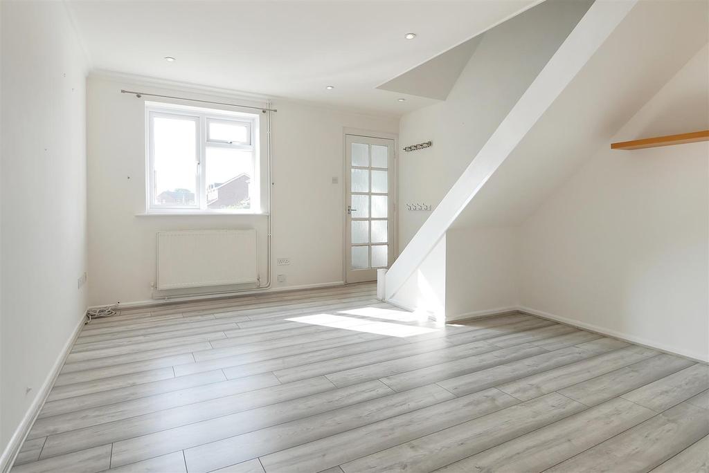 Caernarvon Road, Chichester 2 bed terraced house £1,100 pcm (£254 pw)