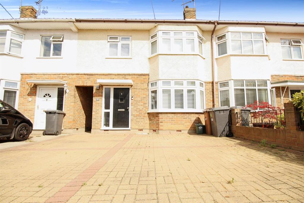 St. Anthonys Drive, Chelmsford 3 bed terraced house £400,000