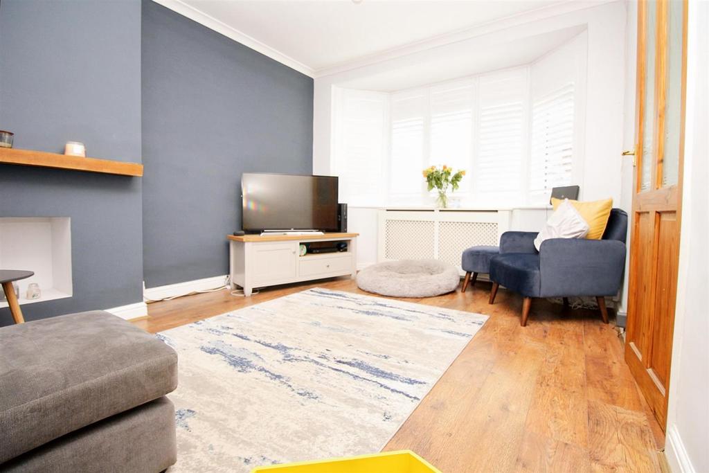 St. Anthonys Drive, Chelmsford 3 bed terraced house £400,000