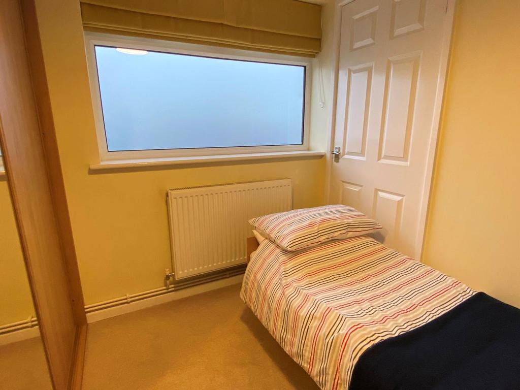 3 Minster View Bed 2.jpg
