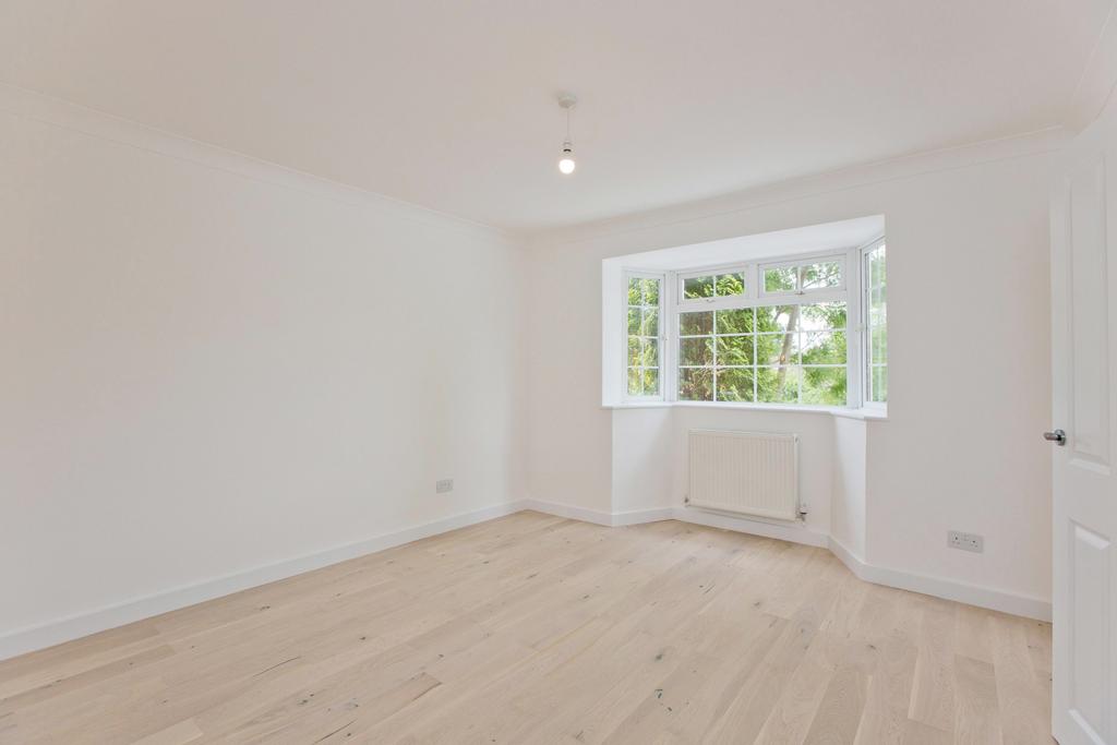 Castlewood Road, EN4 2 bed £405,000