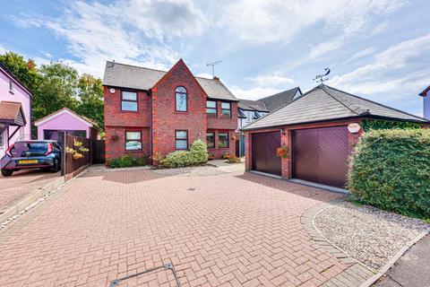 4 bedroom detached house for sale, The Trunnions, Rochford, SS4