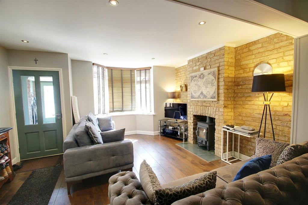 Vicarage Lane, Kings Langley 3 bed end of terrace house £1,750 pcm (£