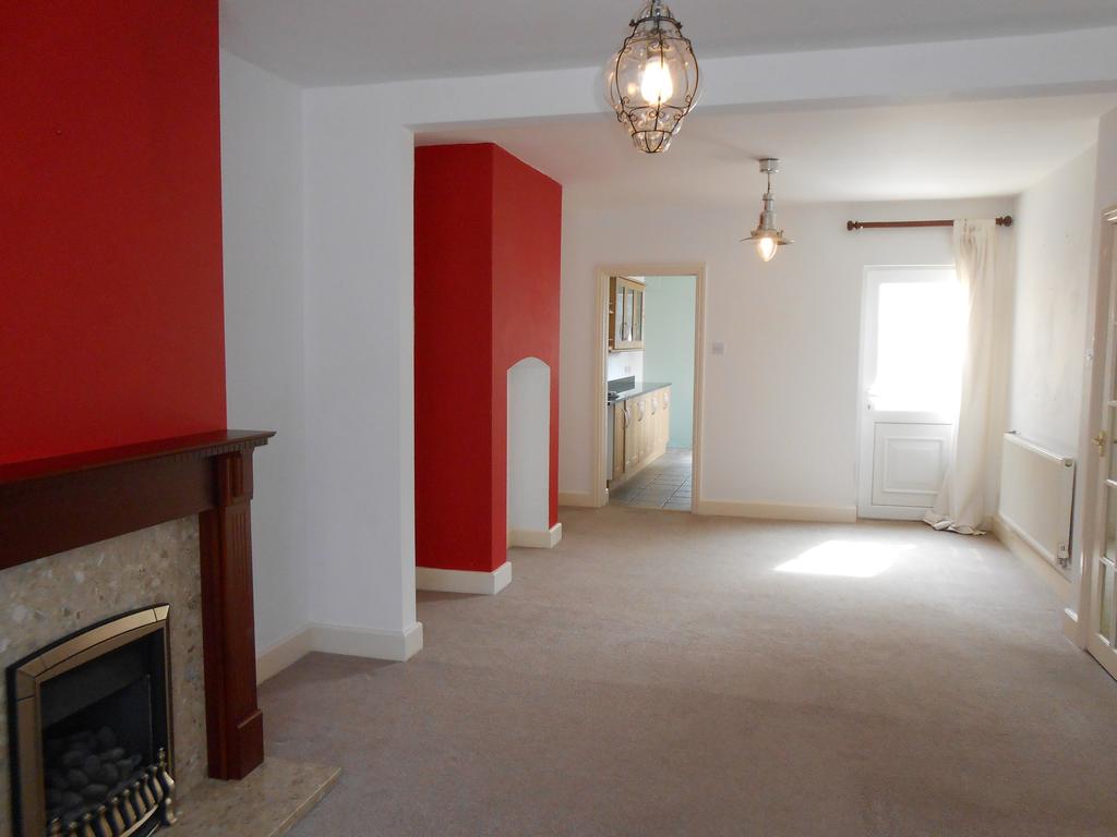 Kings Road, Evesham, WR11 3 bed terraced house £1,000 pcm (£231 pw)