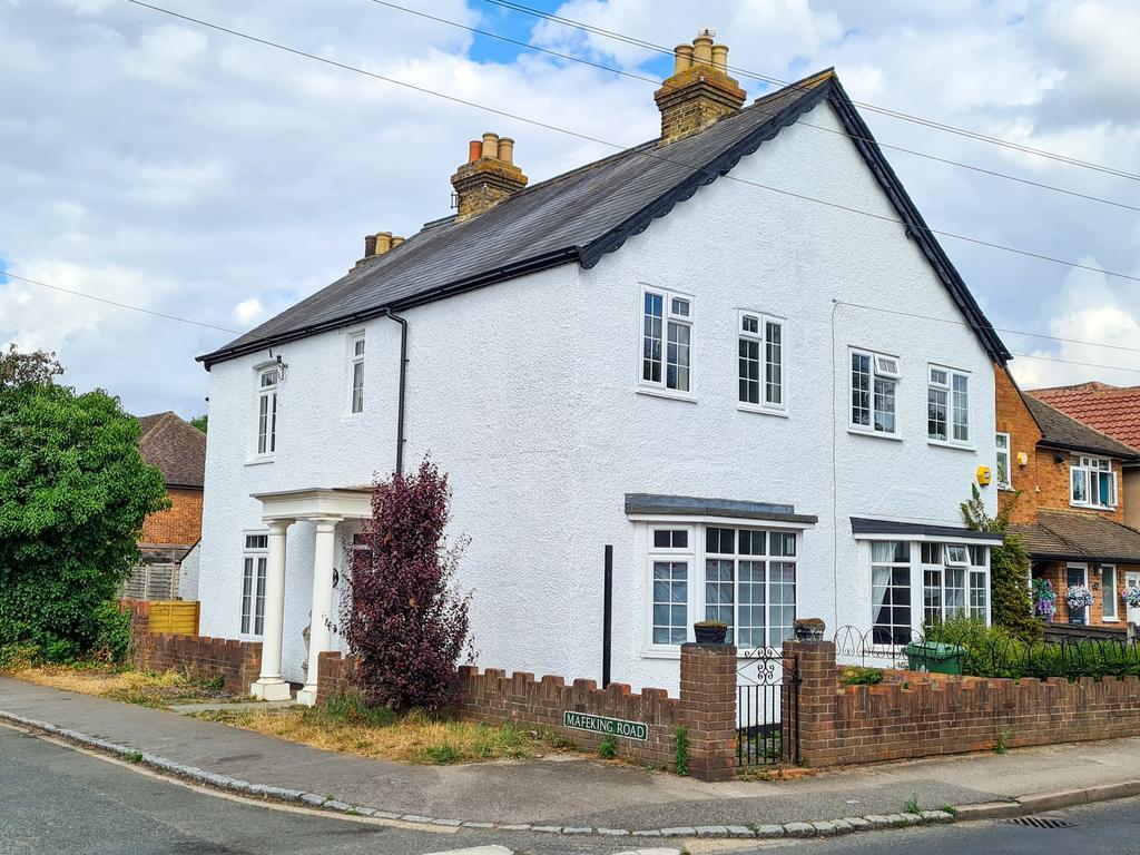 Wraysbury, Berkshire 2 bed semidetached house £1,595 pcm (£368 pw)