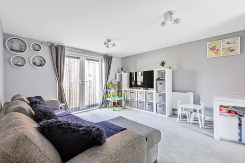 2 bedroom flat for sale - Elsom Path,  Aylesbury,  HP19