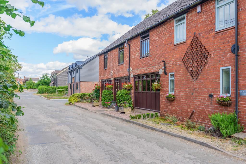Bartestree, Herefordshire, HR1 6 bed semidetached house for sale £