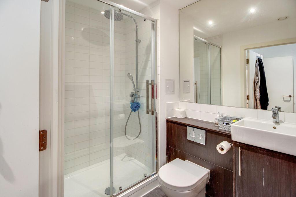 Ensuite to Bed 1