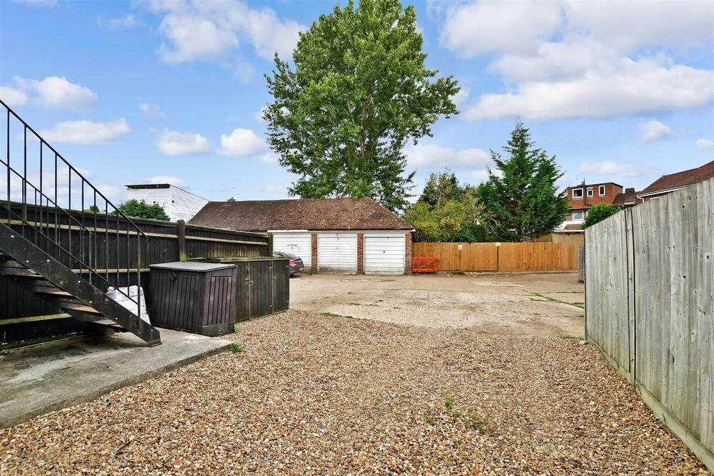 Dovers Green Road, Reigate, Surrey 1 bed apartment for sale £200,000