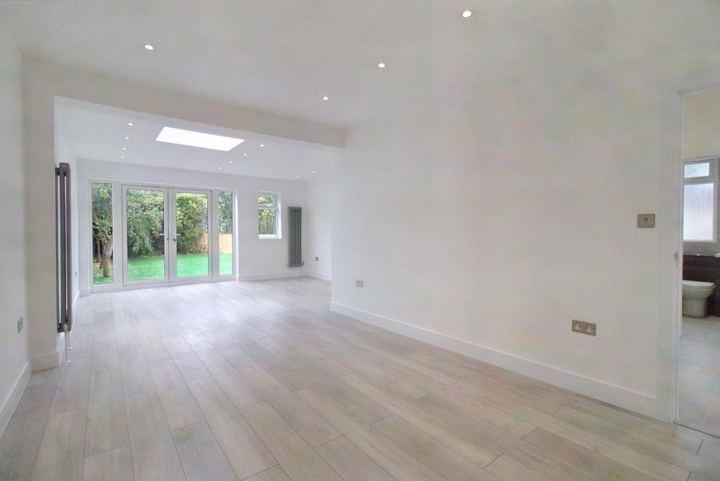 Dale Close, Pinner, HA5 3 bed semidetached bungalow £719,950