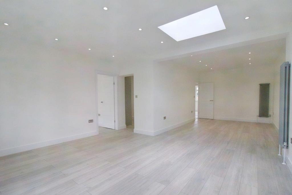 Dale Close, Pinner, HA5 3 bed semidetached bungalow for sale £719,950