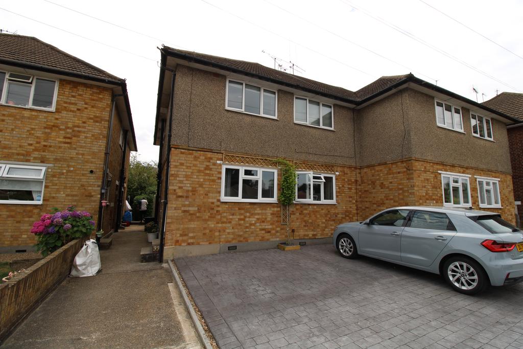 Hunter Avenue, Shenfield CM15 2 bed £1,300 pcm (£300 pw)