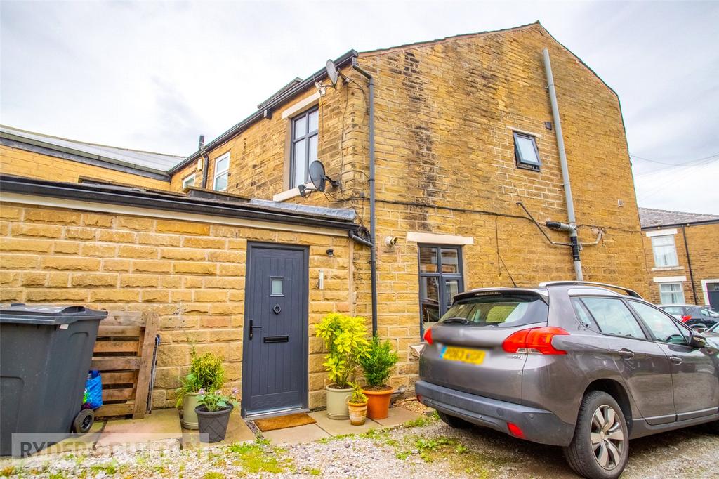 Charlestown Road, Glossop... 2 bed end of terrace house £179,950