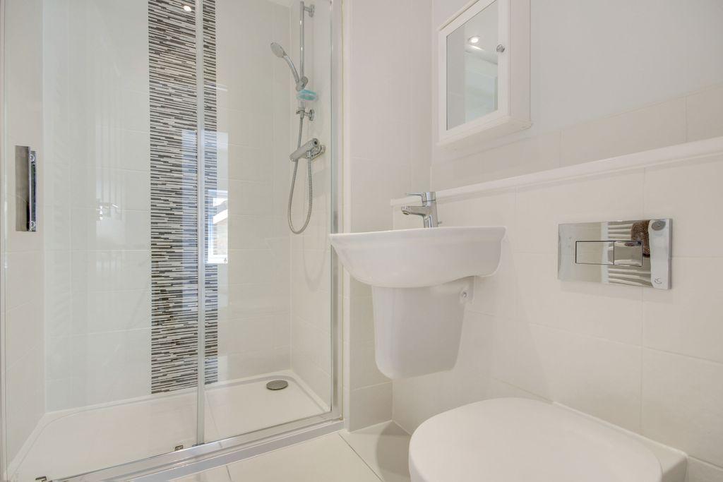 Ensuite to Bed 1