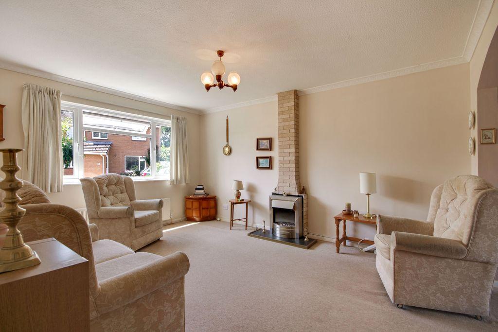 Barlow Road, Pilton, Barnstaple, EX31 1TR 3 bed link detached house £