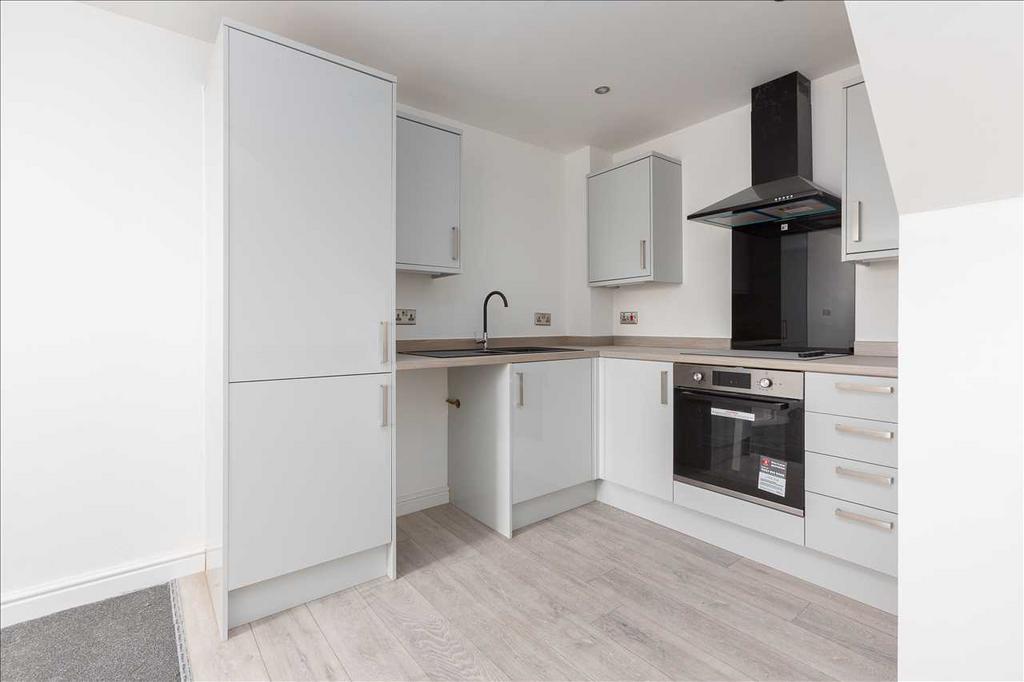 Newton Drive East, Blackpool 1 bed apartment to rent £675 pcm (£156 pw)