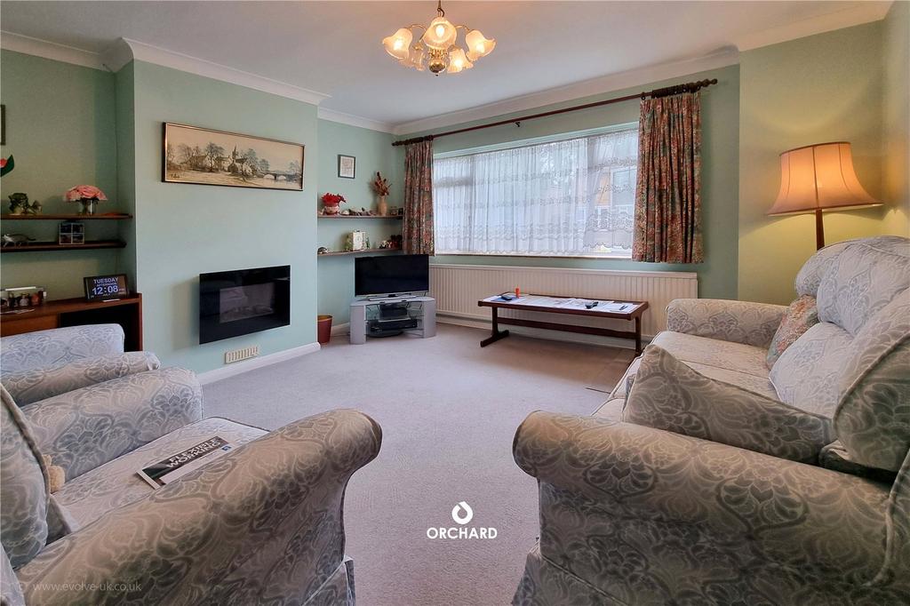 Edinburgh Close, Ickenham, UB10 4 bed semidetached house £680,000