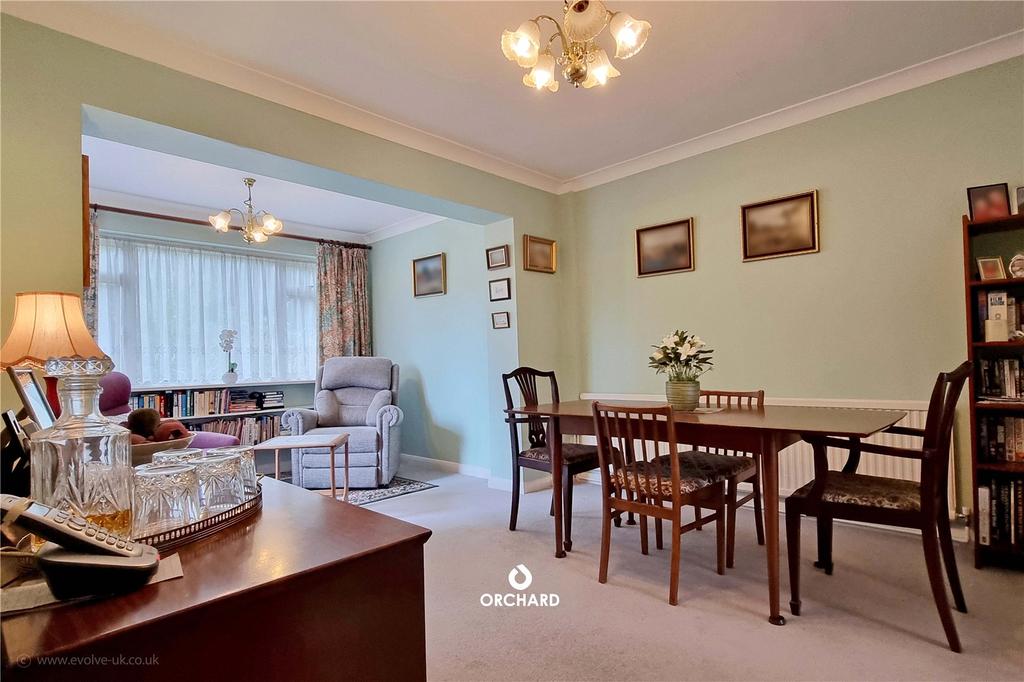 Edinburgh Close, Ickenham, UB10 4 bed semidetached house £680,000