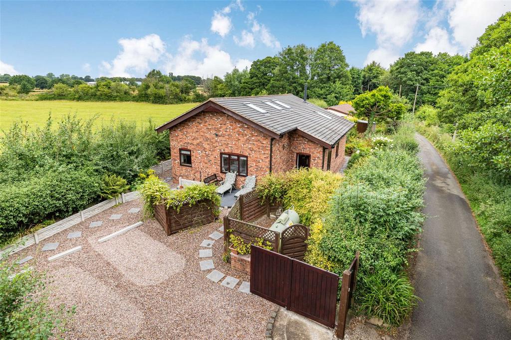 Woodford Lane, Newton, Prestbury, Cheshire, SK10 3 bed detached house