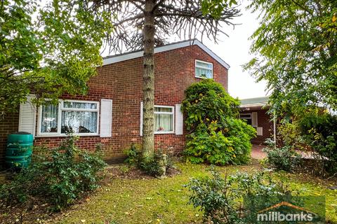 4 bedroom detached bungalow for sale - Clover Road, Attleborough, Norfolk, NR17 2JQ