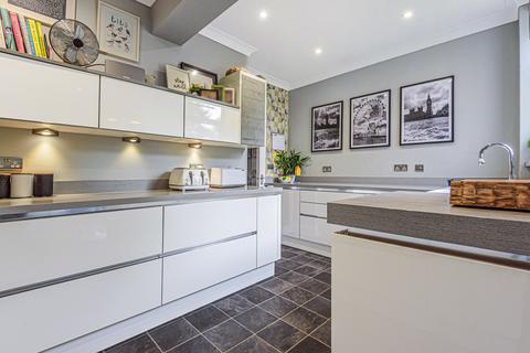 6 Leysdown Road, London, SE9 3LT