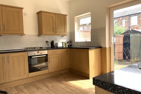 3 bedroom end of terrace house to rent, Neale Road, Chorlton