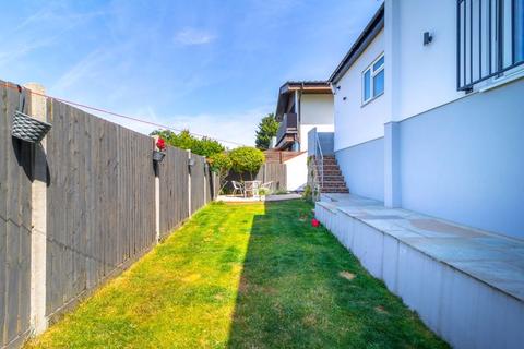 91 Commonwealth Road, Caterham, CR3 6LW
