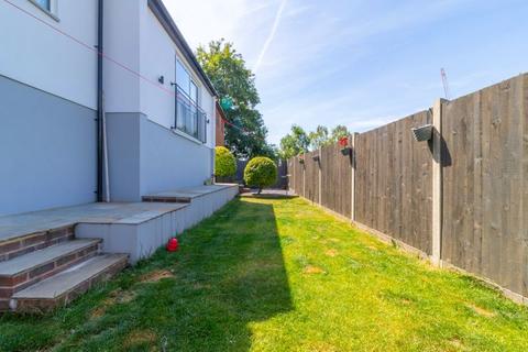 91 Commonwealth Road, Caterham, CR3 6LW