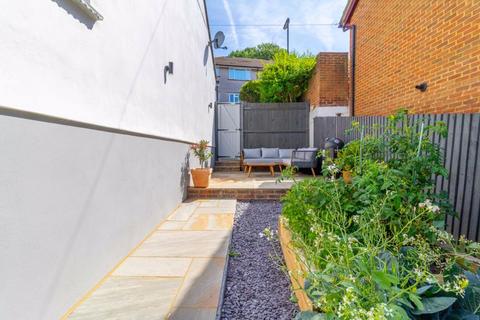 91 Commonwealth Road, Caterham, CR3 6LW