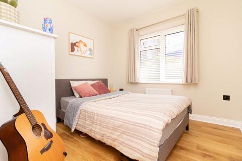 91 Commonwealth Road, Caterham, CR3 6LW