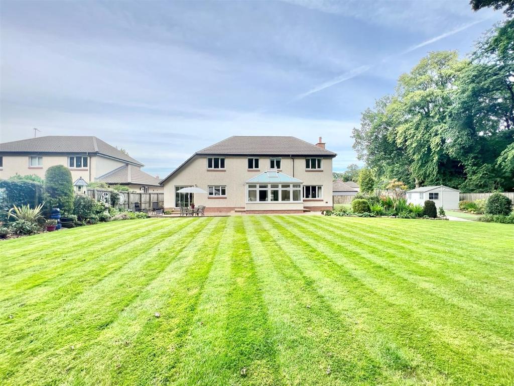 Saltcoats Gardens, Livingston 5 bed house £580,000