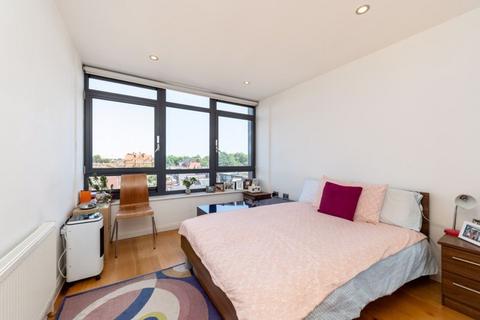 1 bedroom flat for sale - Vandervell Court, Larden Road W3