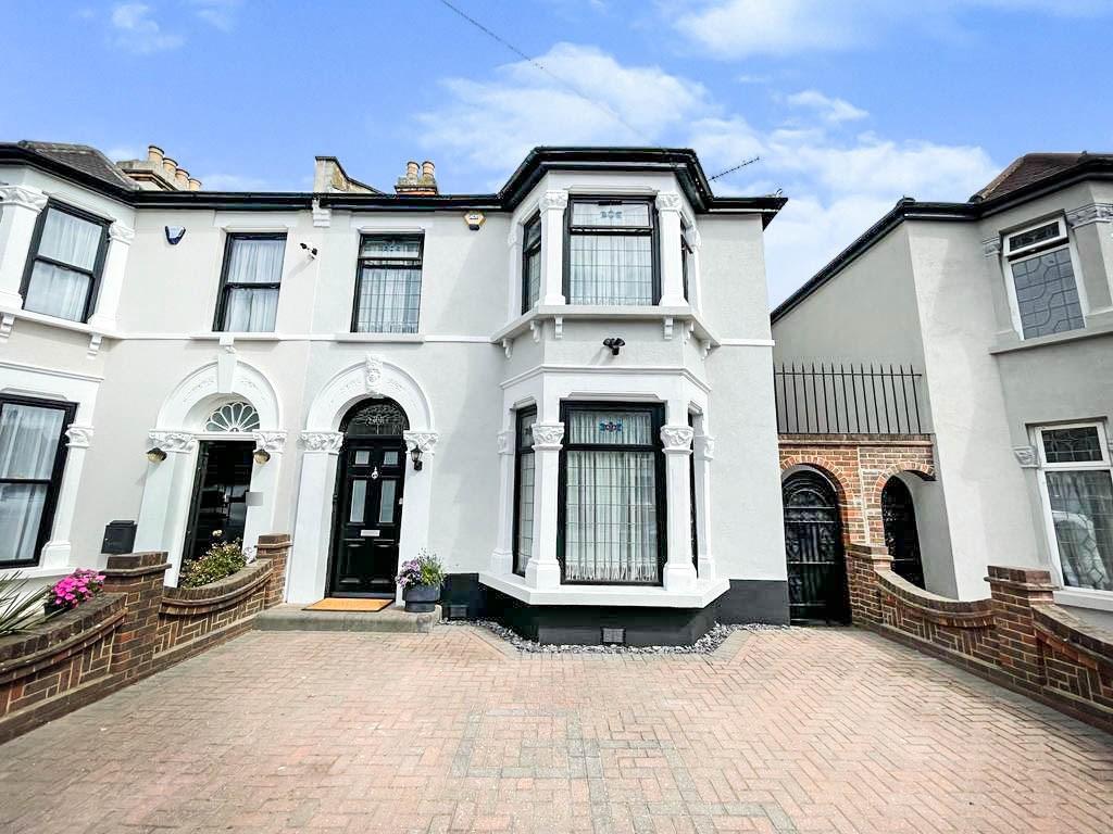 Pembroke Road, SEVEN KINGS, IG3 3 bed end of terrace house £600,000