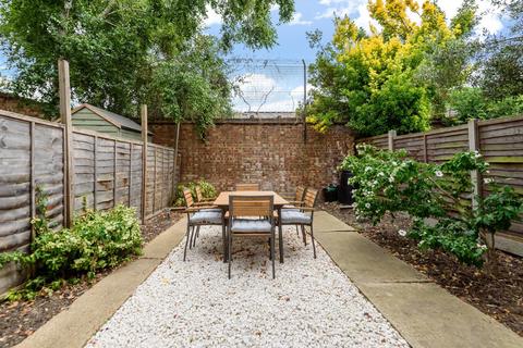 49 Willow Tree Close, London, SW18 3EL