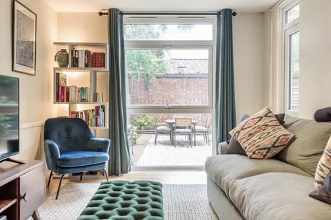 49 Willow Tree Close, London, SW18 3EL
