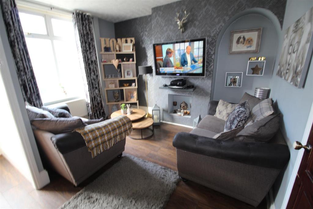Hatfield Road, Bradford 2 bed terraced house £595 pcm (£137 pw)