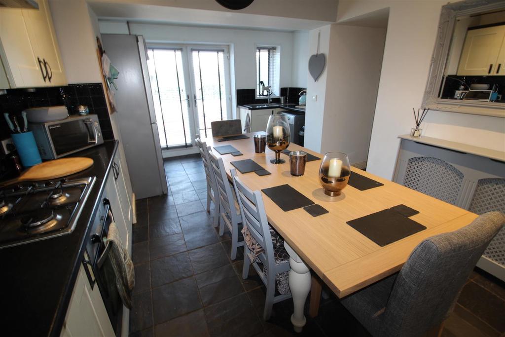 Hatfield Road, Bradford 2 bed terraced house £595 pcm (£137 pw)