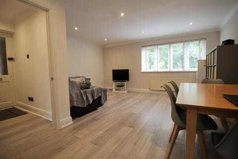 32 Bluegates, Ewell, Epsom, KT17 2SA