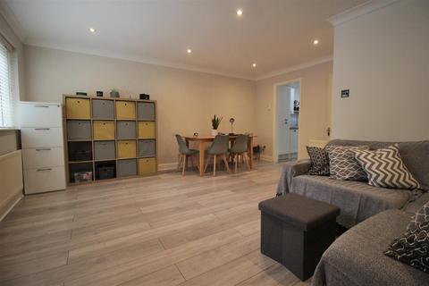 32 Bluegates, Ewell, Epsom, KT17 2SA