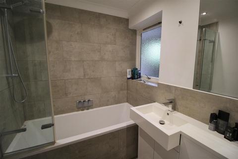 32 Bluegates, Ewell, Epsom, KT17 2SA