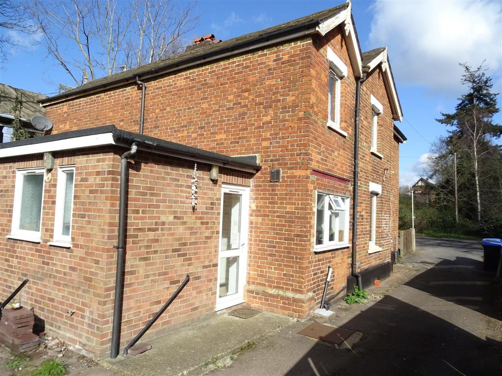Oyster Lane, Byfleet, West Byfleet 3 bed house £400,000