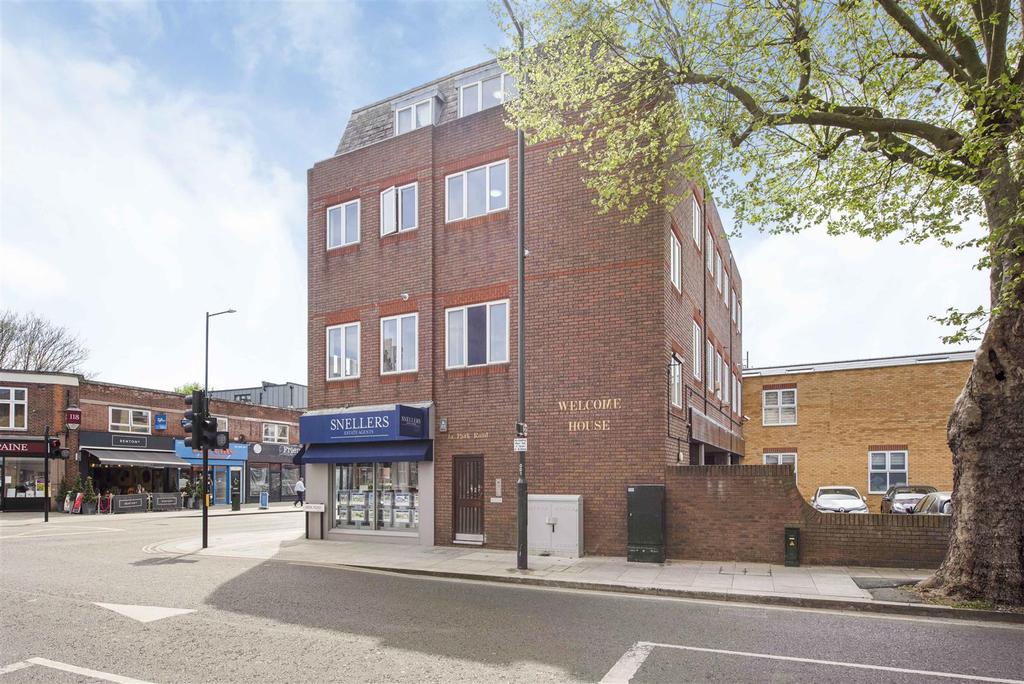 Park Road, Hampton Hill 2 bed flat £400,000