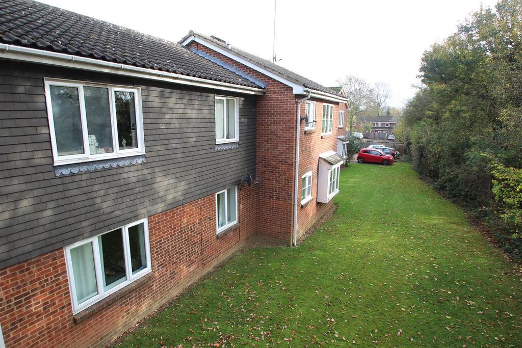 Hales Park Close, Hemel Hempstead 1 bed flat £850 pcm (£196 pw)