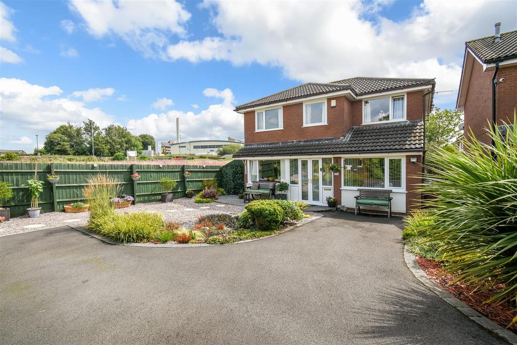 Britten Close, Blackburn 4 bed detached house £290,000