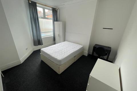 5 bedroom semi-detached house to rent - Beech Grove, Beverley Road, Hull