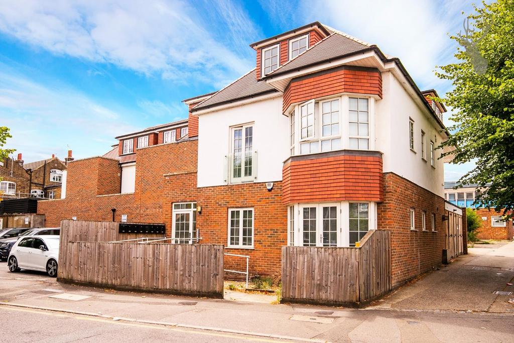 Connaught Avenue, London 1 bed property £1,250 pcm (£288 pw)