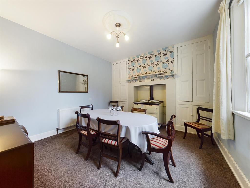 Dining room: