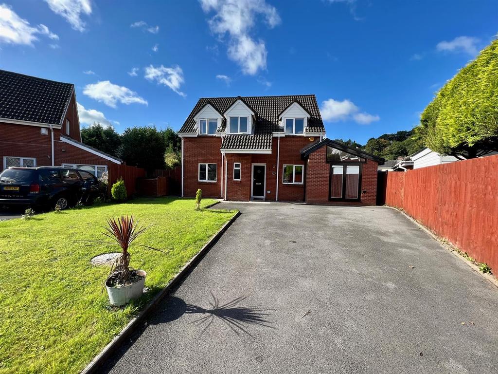 Llys Y Felin, Llangennech, Llanelli 4 bed detached house for sale £