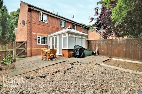 16 Fernmoor Drive, Irthlingborough, Wellingborough, NN9 5TL