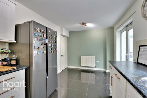 16 Fernmoor Drive, Irthlingborough, Wellingborough, NN9 5TL